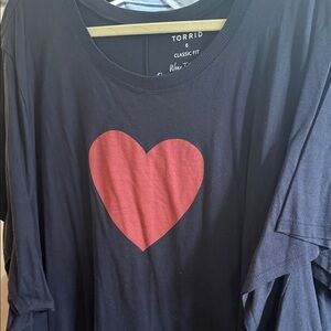 Torrid Sz 6 red heart black tee NWT adorable